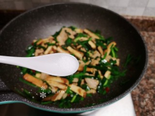 韭菜炒豆腐,放入适量盐翻炒均匀。