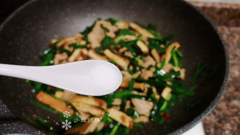 韭菜炒豆腐,放入适量盐翻炒均匀。