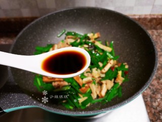 韭菜炒豆腐,倒入适量生抽翻炒均匀即可出锅。