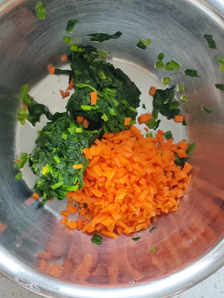 菠菜蛋卷,胡萝卜与菠菜焯水后捞出沥干水分