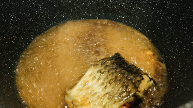 酱焖鲫鱼,开盖，用大勺子舀汤汁浇鱼上面，转动锅移鱼的位置，不要翻拌，避免鱼肉碎了，汤汁浓稠，就可以出锅了。