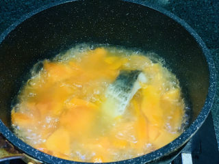 木瓜鲫鱼汤,大火煮开，转中火煮10分钟左右；