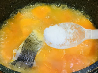 木瓜鲫鱼汤,打开锅盖，汤浓时，就可以了，加少许盐提味，用大勺子浇汤汁融化盐，不要大幅度的搅拌，避免鱼块碎了；