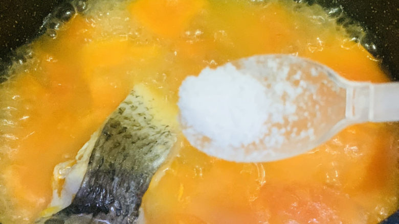 木瓜鲫鱼汤,打开锅盖，汤浓时，就可以了，加少许盐提味，用大勺子浇汤汁融化盐，不要大幅度的搅拌，避免鱼块碎了；