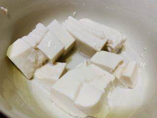 奶白鲫鱼豆腐汤,内脂豆腐取半盒，切块状；