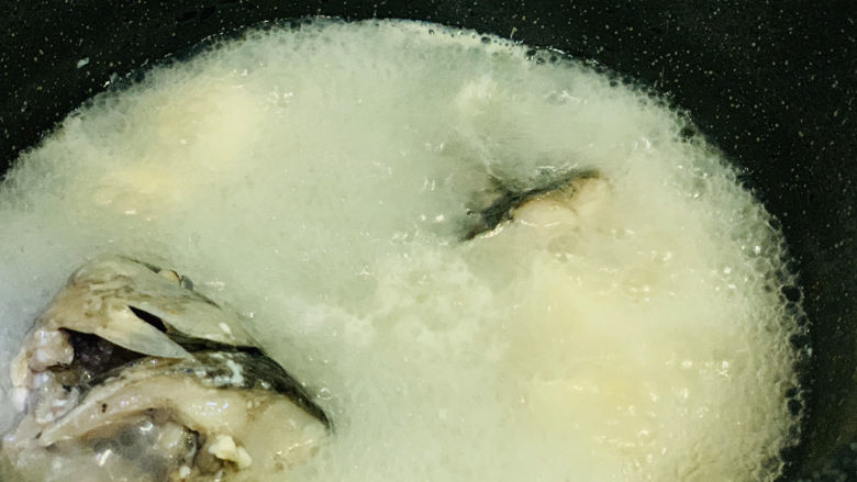 奶白鲫鱼豆腐汤,打开锅盖，就会看到浓白的汤汁了；