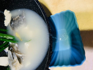 奶白鲫鱼豆腐汤,把鲫鱼豆腐汤直接倒入碗内，这样鱼块就保持很完整；