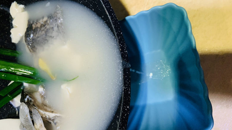 奶白鲫鱼豆腐汤,把鲫鱼豆腐汤直接倒入碗内，这样鱼块就保持很完整；