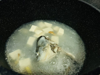 奶白鲫鱼豆腐汤,转中火，盖上锅盖，煮15分钟左右；