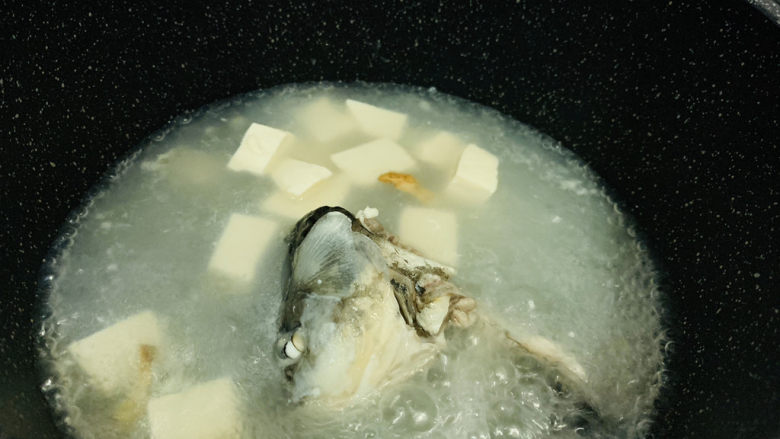 奶白鲫鱼豆腐汤,转中火，盖上锅盖，煮15分钟左右；
