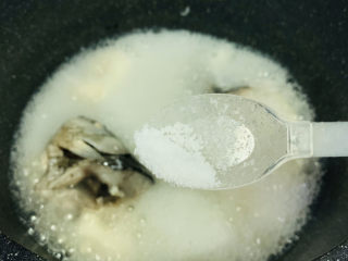 奶白鲫鱼豆腐汤,加少许盐，提味；