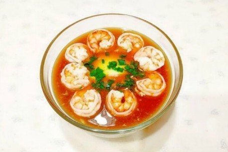 南美白对虾蒸蛋,把调好的番茄汁倒入碗中，在中间撒上葱花