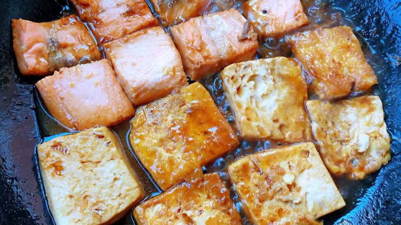 红烧三文鱼,汤汁收到浓稠入味时即可出锅享用