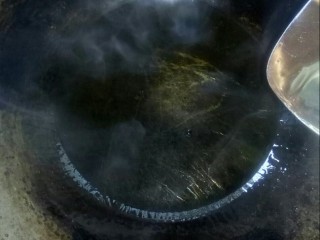 莲花船,炒锅烧热油。