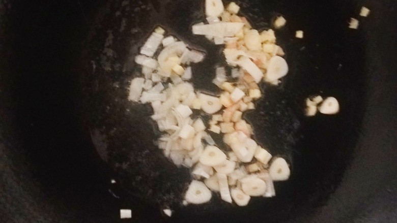 菠菜豆腐汤,油开放入葱、姜、蒜，炒香。