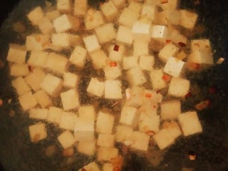 菠菜豆腐汤,放入豆腐。