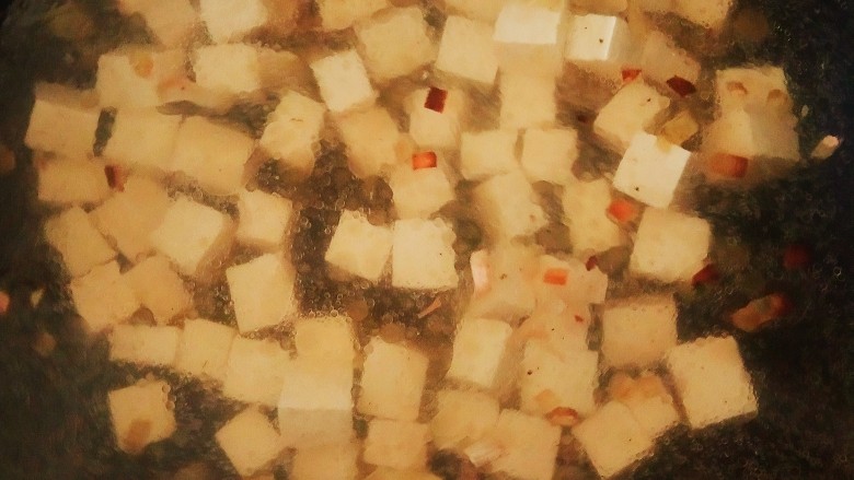 菠菜豆腐汤,放入豆腐。