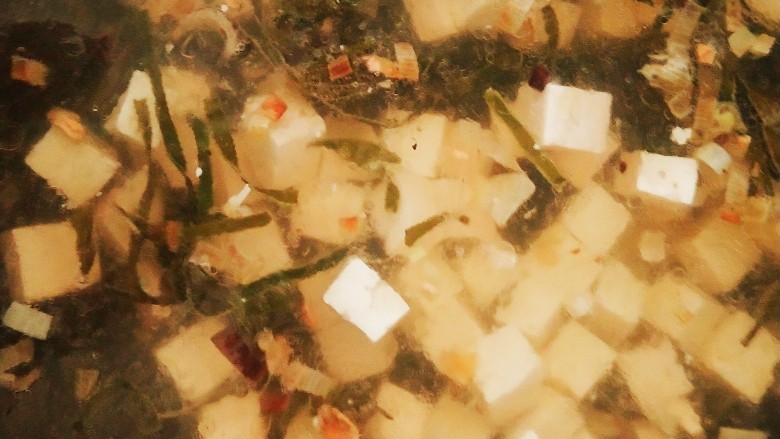 菠菜豆腐汤,放入海带丝。