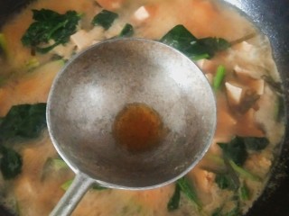 菠菜豆腐汤,放入香油，准备出锅。
