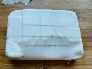 菠菜豆腐汤,撕去包装袋，倒扣在菜板上剪掉边上四个角再切小块