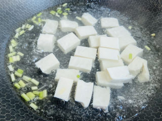菠菜豆腐汤,倒入切好的豆腐大火煮开转中小火煮五分钟