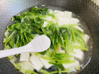 菠菜豆腐汤,加入1小茶匙盐