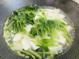 菠菜豆腐汤,放入焯烫后的菠菜