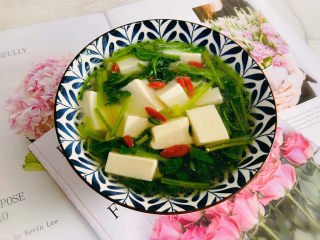 菠菜豆腐汤,菠菜豆腐汤清淡可口，也是补钙佳品哦！