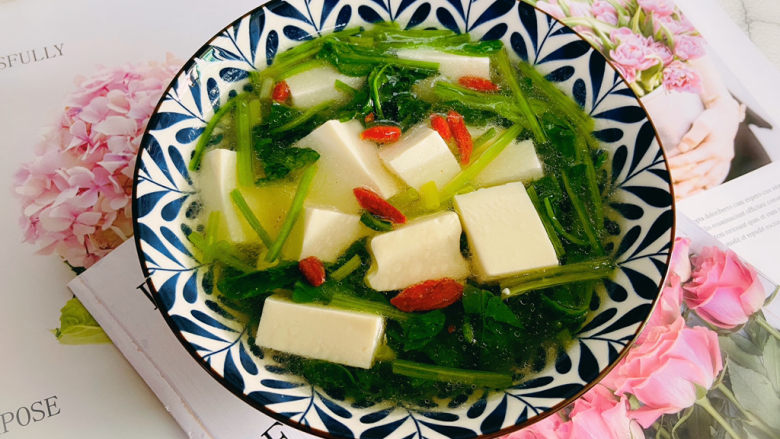菠菜豆腐汤,菠菜豆腐汤清淡可口，也是补钙佳品哦！