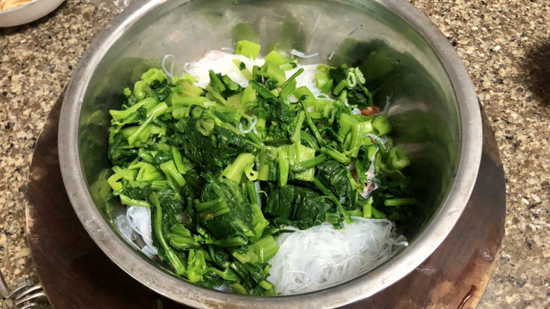 凉拌菠菜粉丝➕绿杨烟外晓寒轻,放入盆中。