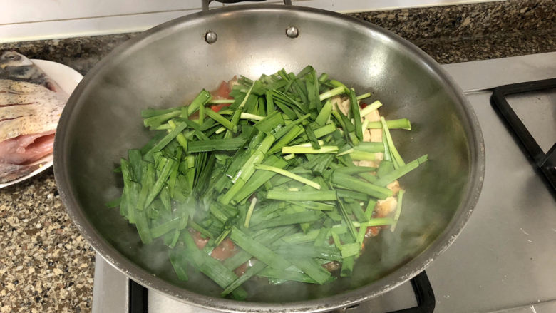 韭菜炒豆腐➕千里莺啼绿映红,加入韭菜，大火翻炒均匀，出锅。