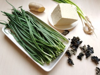 韭菜炒豆腐,准备所需要的食材。