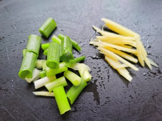 韭菜炒豆腐,切一点小葱和生姜。