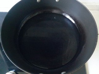 菠菜鸡蛋面,锅中加入适量水，加入一点盐，大火烧开