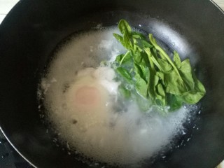 菠菜鸡蛋面,煮面条的水，加入鸡蛋煮熟，加入菠菜焯熟