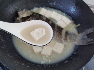 奶白鲫鱼豆腐汤,鲜美的汤汁