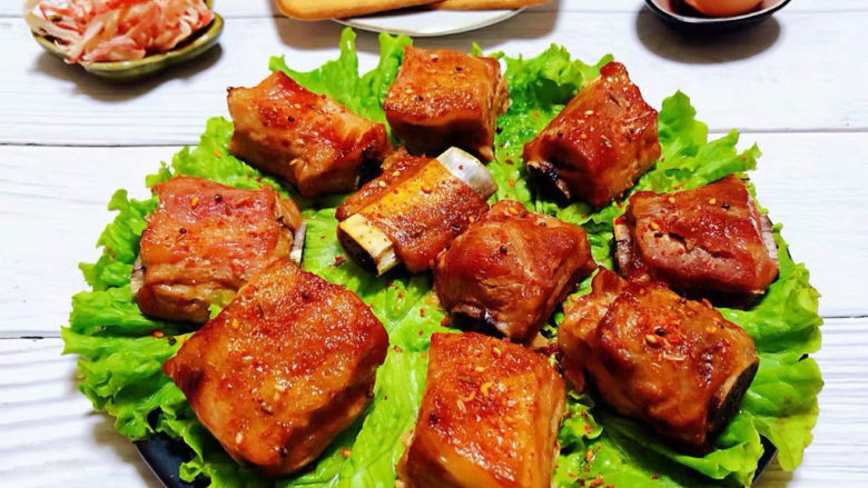 酱香排骨,奥尔良酱料伴有韩式辣酱烤猪小排是宴客必备的拿手美味