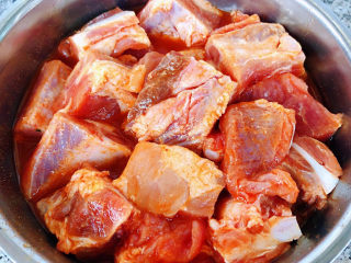 酱香排骨,猪小排均匀的裹上奥尔良酱料和韩式辣酱盖上保鲜膜放入冰箱冷藏十二小时以上入味效果更佳