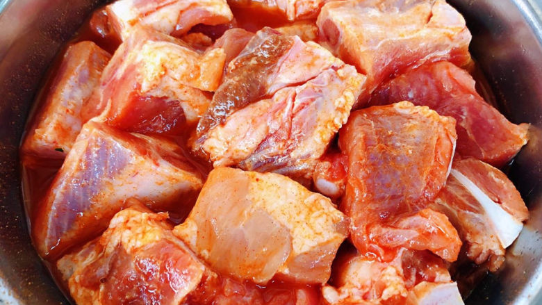 酱香排骨,猪小排均匀的裹上奥尔良酱料和韩式辣酱盖上保鲜膜放入冰箱冷藏十二小时以上入味效果更佳