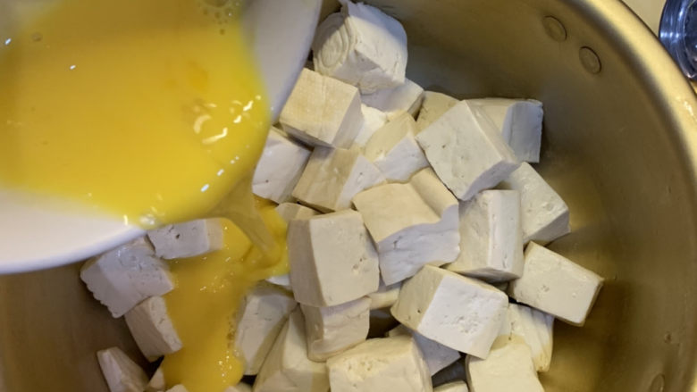 韭菜炒豆腐,把鸡蛋淋入沥干的豆腐里