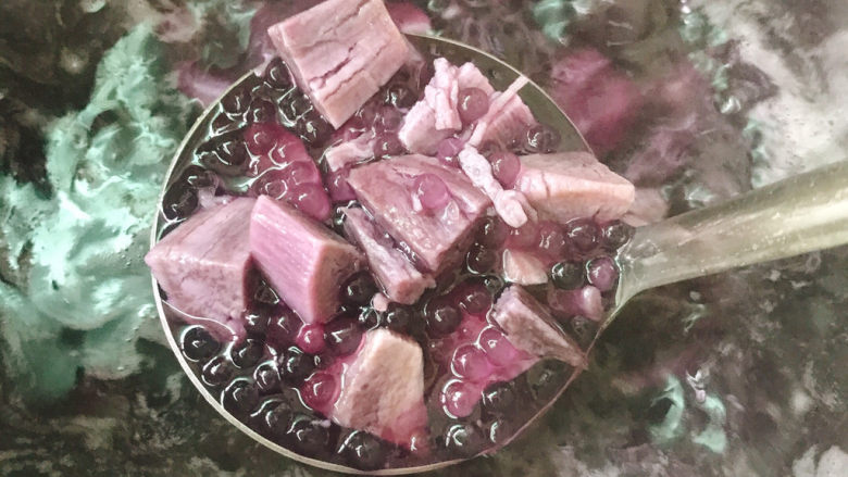 紫薯西米露,中火煮至冰糖完全融化