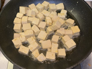 韭菜炒豆腐,将豆腐捞出来放入锅中