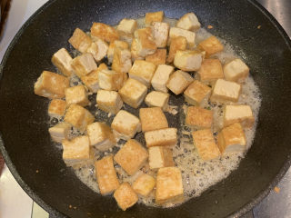 韭菜炒豆腐,倒入豆腐块，翻炒均匀