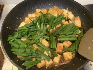 韭菜炒豆腐,放入韭菜段，翻炒均匀，就可出锅