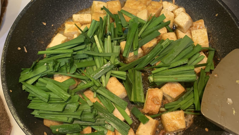韭菜炒豆腐,放入韭菜段，翻炒均匀，就可出锅