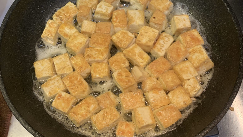 韭菜炒豆腐,煎至双面金黄