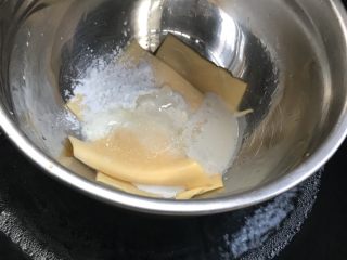 芝士流心燕麦杯,隔水搅匀，做成奶糊状