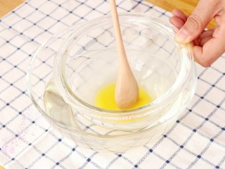 蒜香吐司条,黄油隔热水化开

tips：这里的黄油可以用无味道或者淡味的油，比如玉米油、橄榄油等