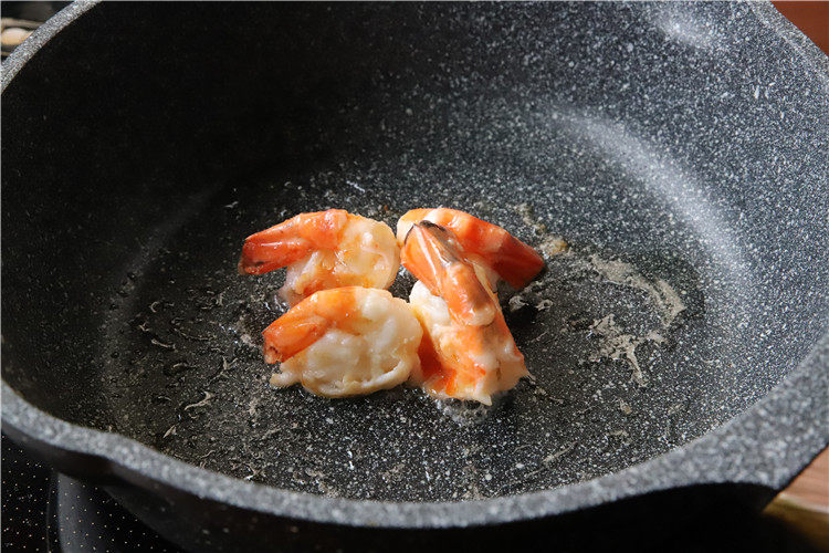鸿运滑蛋虾,虾煎或者炒至熟透。
