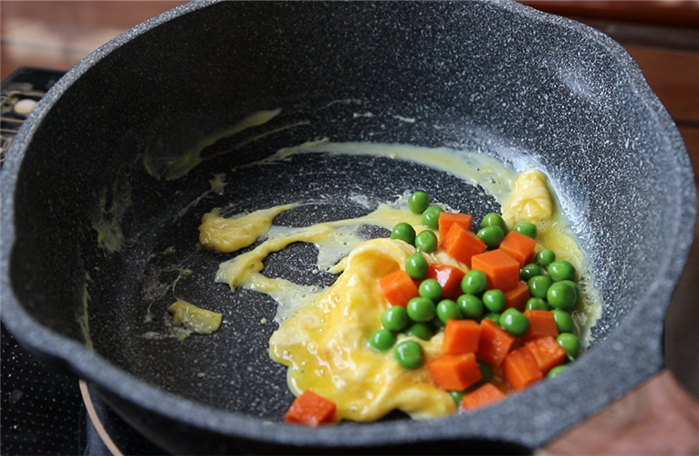 鸿运滑蛋虾,放入汆烫好的甜豆和胡萝卜，翻炒至鸡蛋熟透。